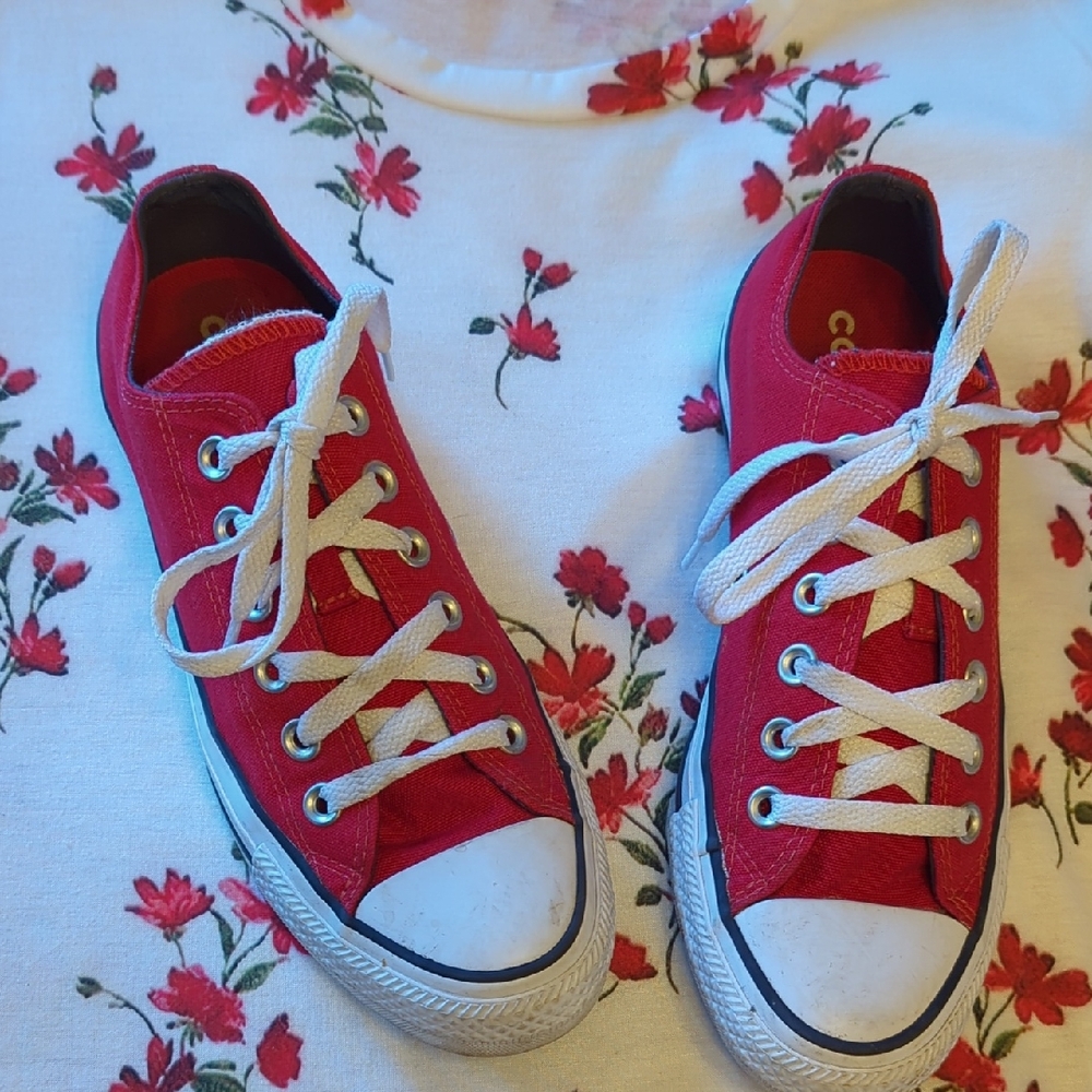 ❤️Womens Converse Red Canvas Sneakers with White Laces size 7 (Men's Size 5)❤️